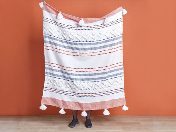 Torkkupeitto monivärinen 130 x 150 cm PET-polyesteri tupsut käsintehty raidallinen skandinaavinen