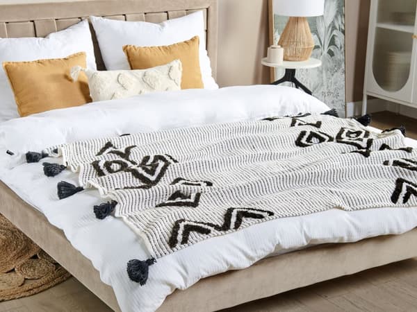 Pläd i vit och svart polyester PET 130 x 150 cm med dekorativa tofsar Handgjord