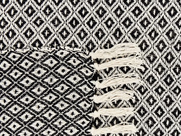 Sengetæppe sort/hvid 200 x 220 cm bomuld maskinvaskbart geometrisk mønster frynser moderne stil
