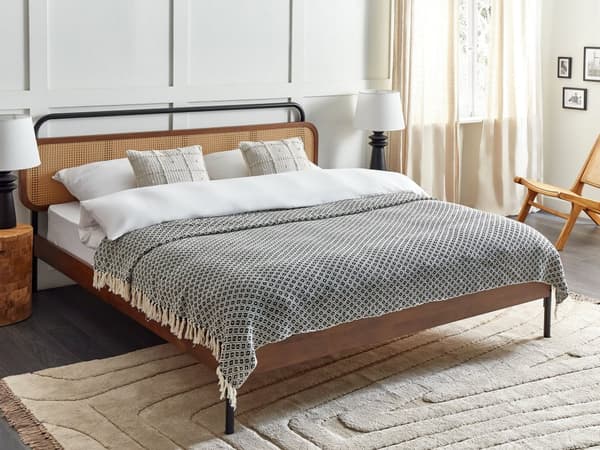 Sengetæppe sort/hvid 200 x 220 cm bomuld maskinvaskbart geometrisk mønster frynser moderne stil