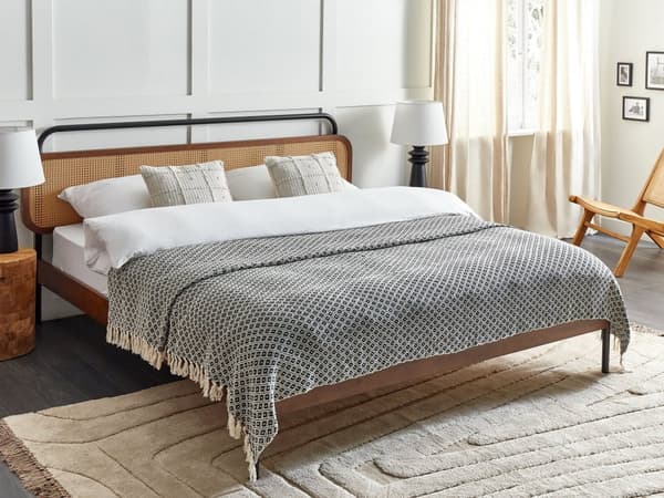 Sengetæppe sort/hvid 220 x 240 cm bomuld maskinvaskbart geometrisk mønster frynser moderne stil