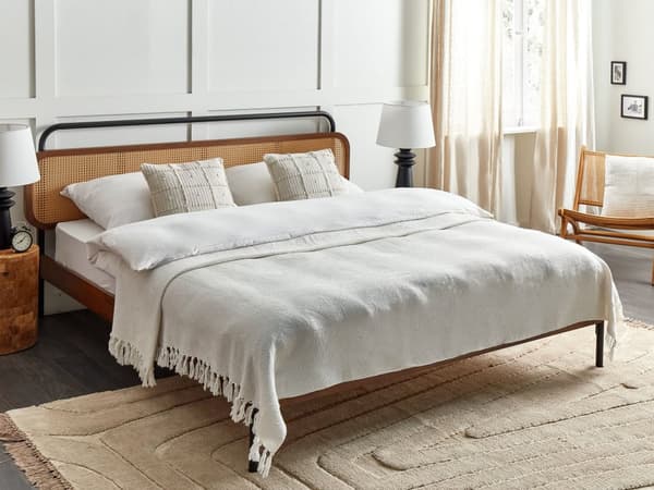 Sengetæppe råhvid 200 x 220 cm håndvævet plaid med kvaster til soveværelse skandinavisk blød senge plaid