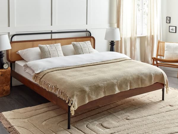 Sengetæppe beige 150 x 200 cm håndvævet plaid med kvaster til soveværelse skandinavisk blød senge plaid