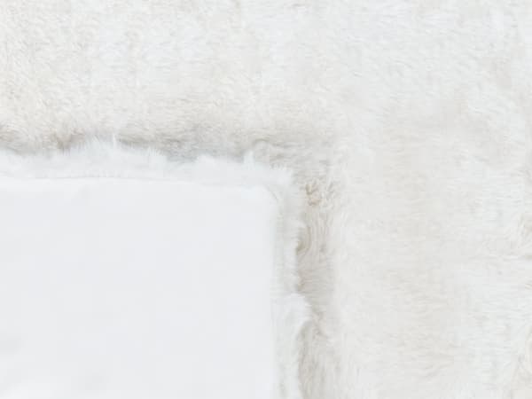 Sengeteppe Hvit Mykt Teppe i Imitert Kaninpels 150 x 200 cm Shaggy Teppe Sengetøy