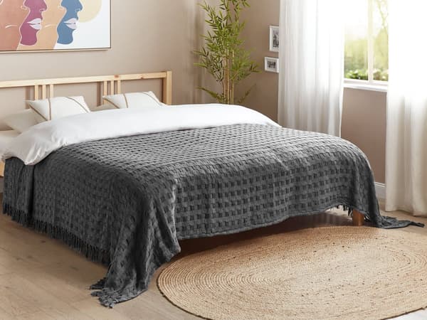 Sengetæppe mørkegrå 220 x 240 cm vævet maskinvaskbart mønstret med frynser traditionel