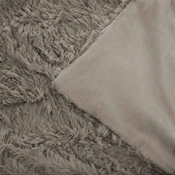 Filt överkast 200x220 Fleecy lurvig beige mörk päls på sängen