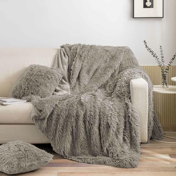 Filt överkast 200x220 Fleecy lurvig beige mörk päls på sängen