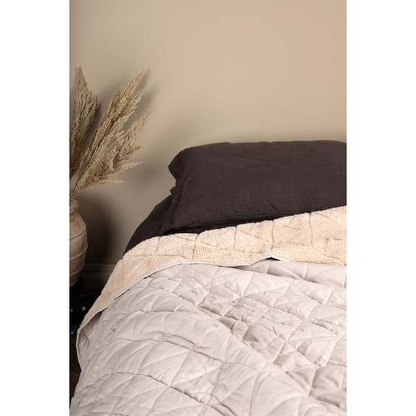 Nilla sengetæppe 260x260cm beige.