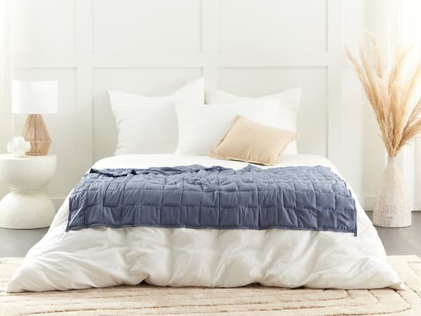 Tyngdedyne Blå Microfiber 4 kg 100 x 150 cm Vægtdyne til Børn Quiltet Design Dyne med Glasperler