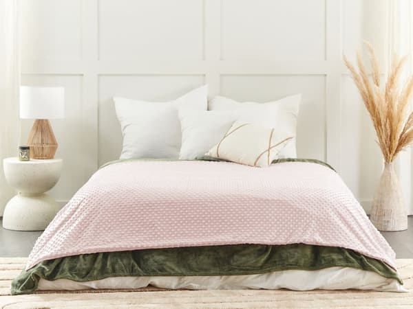 Vektteppe i rosa polyesterstoff 135 x 200 cm prikkete mønster moderne design soveromstekstil