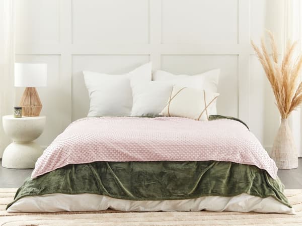 Vektteppe i rosa polyesterstoff 120 x 180 cm prikkete mønster moderne design soveromstekstil