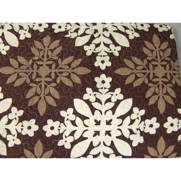 Sarja kermanvärisiä ja ruskeita patchwork päiväpeitettä ja käännettyjä puuvillaisia tyynyliinoja
