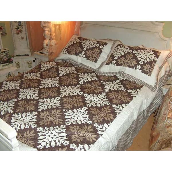Sarja kermanvärisiä ja ruskeita patchwork päiväpeitettä ja käännettyjä puuvillaisia tyynyliinoja
