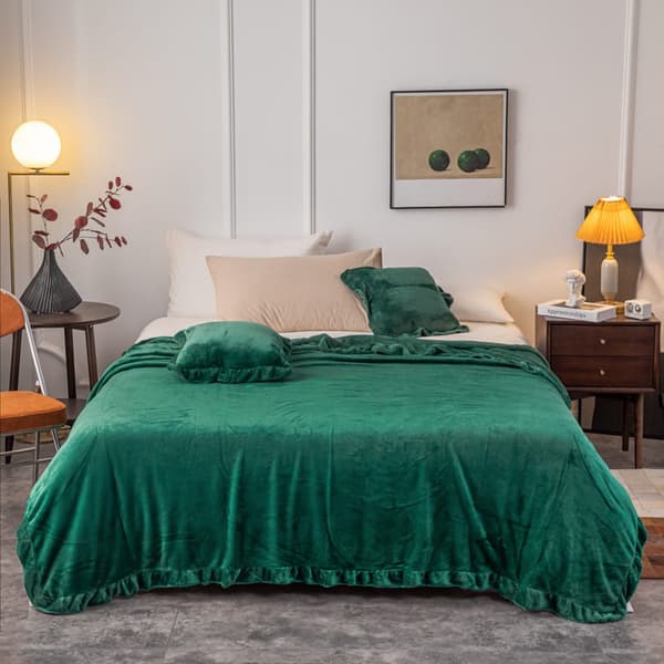 Ruffly filt kast 150x200 flaskgrön med krusiduller