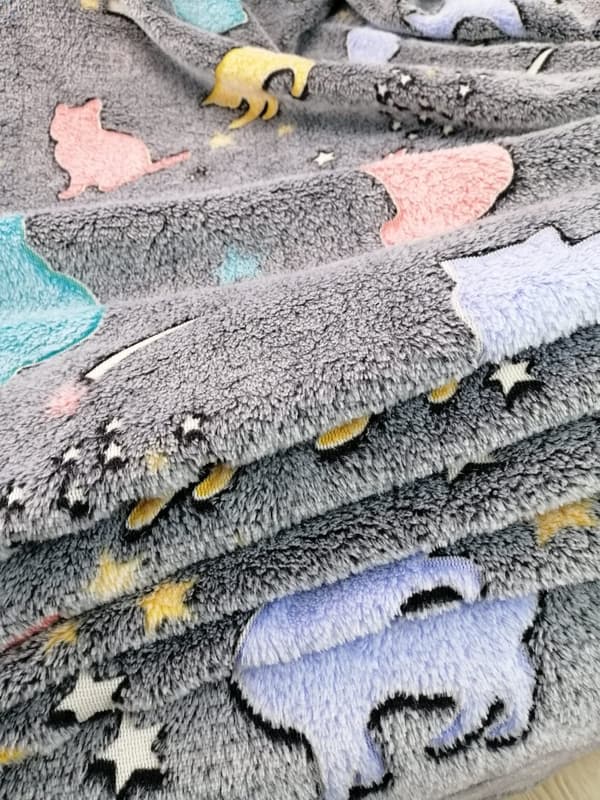Pimeässä hohtava peitto 150x200 Värikkäät fluoresoivat kissat