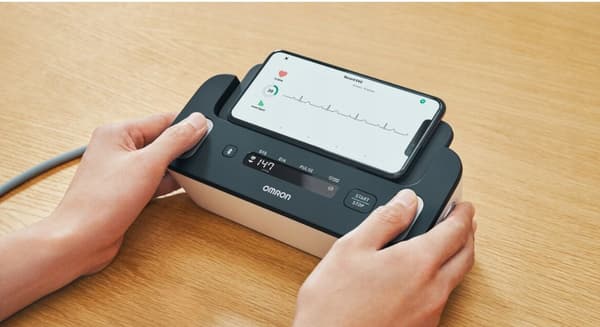 OMRON Täydellinen verenpainemittari ja elektroninen EKG 1 kpl
