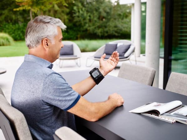 Omron RS7 Intelli IT Wrist Automatic 2 käyttäjää