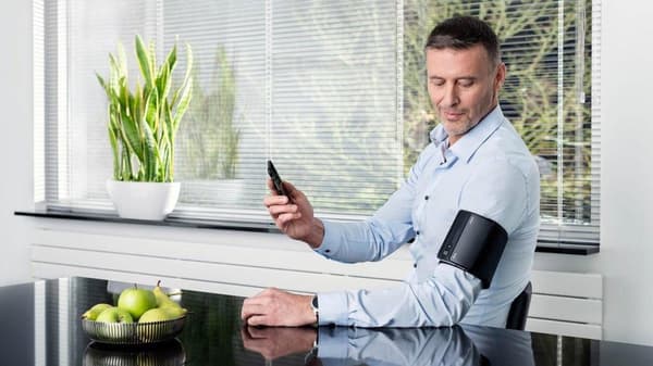 OMRON EVOLV blodtrycksmätare överarm - blodtrycksmätare - med mobilapp - kliniskt validerad - 22 till 42 cm manschett