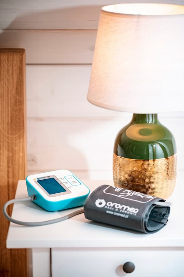 Oromed ORO-N3 COMPACT USB elektroninen olkavarren verenpainemittari + virtalähde