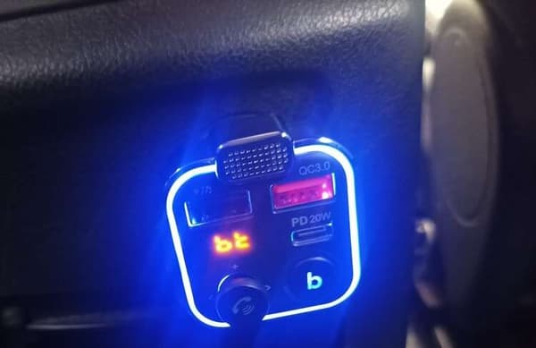 Bluetooth FM-lähetin & Laturi - Autoon