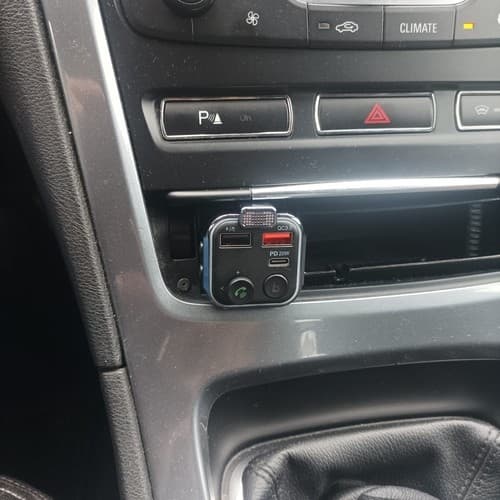 Bluetooth FM-lähetin & Laturi - Autoon