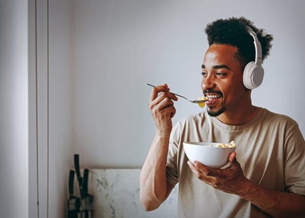 SPC HERON 2 STUDIO – Trådlösa Bluetooth-hörlurar, 50h batteri, dubbel simultananslutning, mikrofon och återvunnen plast – Vit