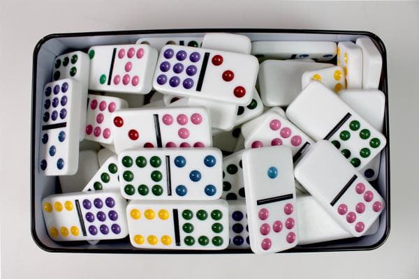 Tactic Domino yhdeksän peltipurkissa (53914)