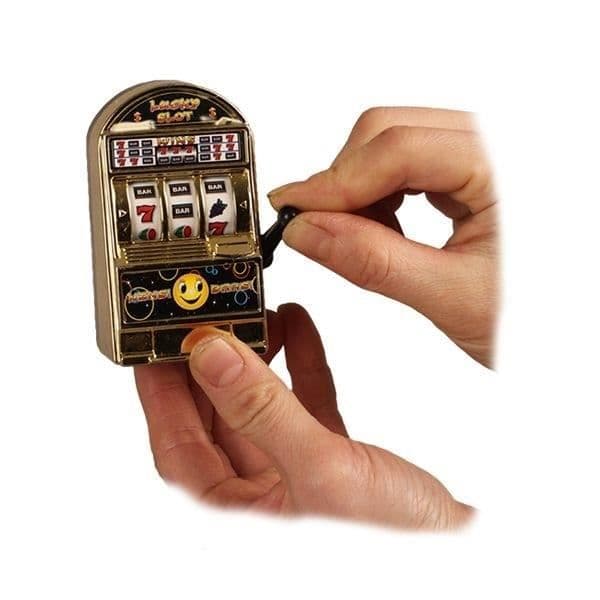 Miniatyrjackpottmaskin * Mått: 5 x 4,5 x 8 cm * Färg: slumpmässigt guld eller silver beroende på tillgänglighet * Material: plast