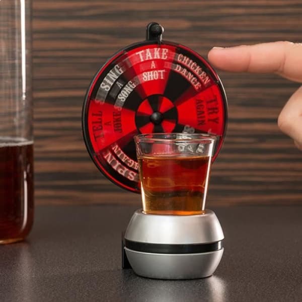 Roulette Drinking Game 8 åtgärder * Mått: 10 x 16 x 7 cm * Material: plast * 1 glas * Kapacitet: 60 ml Funktioner: I...