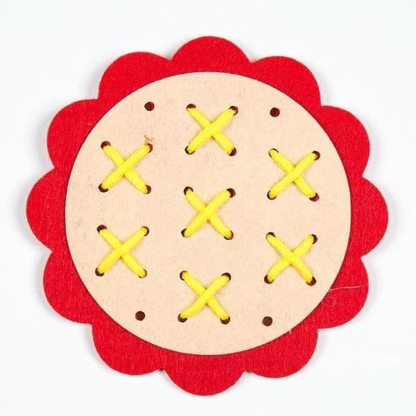Montessori lärande spel - Väva blomma - 15 cm - Filt - Snöre 80 cm - 32 hål