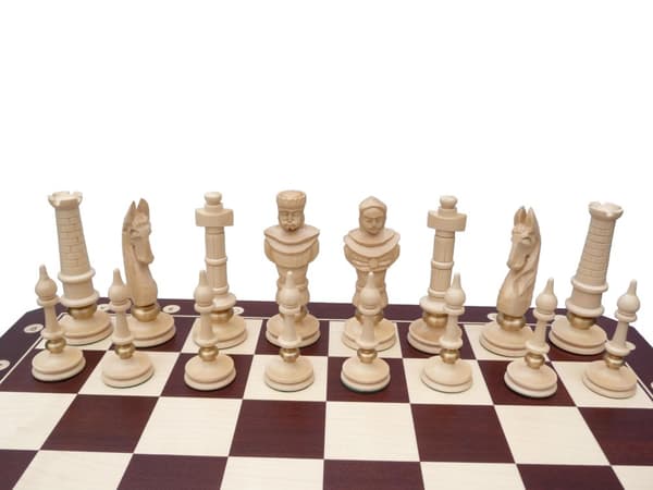 Shakkipöytä figuureilla (korkeus 75 cm, kuninkaan korkeus 130 mm)