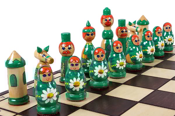 GRÖNT BABUSHKA-SCHACK (42x42cm)