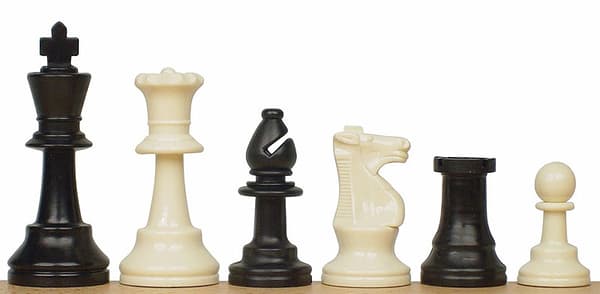Schackspel - plastfigurer DCP03G (kung 96 mm) + rullat schackbräde med ett fält på 57 mm