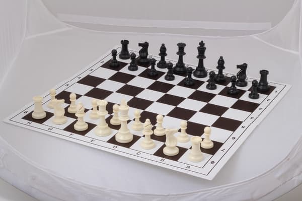 Skolschackset PLUS 2 (10 x hopfällbara schackbräden i plast med plastpjäser + 1x demonstrationsschackbräde)