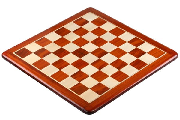 Massivt træskakbræt (58x58cm) - redwood/boxwood (58 mm firkantet)