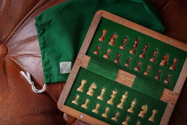 MAGNETISKT minischack med inlagt schackbräde 18 cm