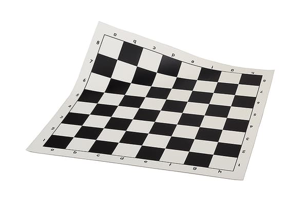 Tungt schackset - DCP03H plastpjäser viktade med metall (kung 96 mm) + rullat schackbräde med en ruta på 57 mm i svart