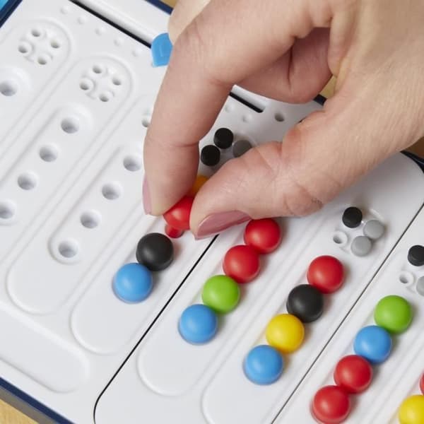 Mastermind, brädspel för familjer och barn, logikspel, presenter till familjen, spel för familjen