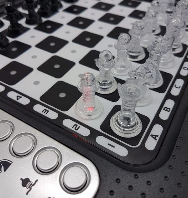 ChessMan® FX elektroniskt schackspel - LEXIBOOK - Svart och silver - Ljuseffekter - 64 svårighetsgrader