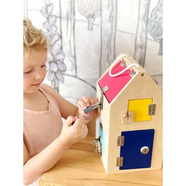 Liten fot 4432 Hus med lås från 3 år