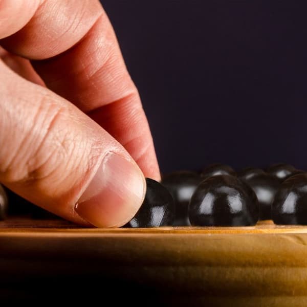 Relaxdays Solitaire Game, rund spelbräde, 33 bollar, barn och vuxna, en spelare, trä, natur eller svart brädspel