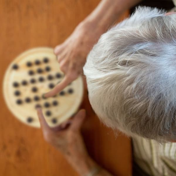 Relaxdays Solitaire Game, rund spelbräde, 33 bollar, barn och vuxna, en spelare, trä, natur eller svart brädspel