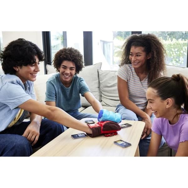 Mattel Games - Fight Cards-Team Card Game med två boxningshandskar HTW64