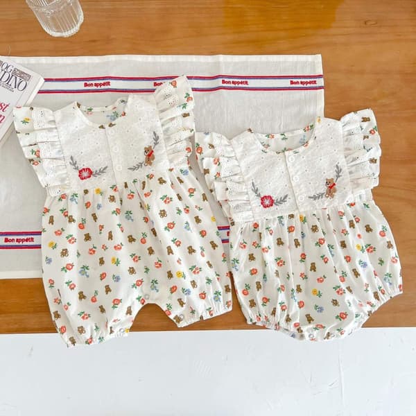 Otroligt söt shortsdress eller jumpsuit volang spets blomma nalle 0-6 månader