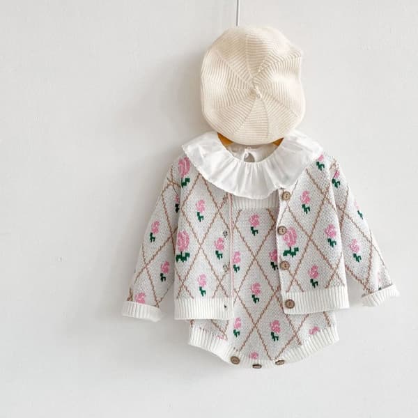 Matchande stickad kofta shorts med rosmotiv retro klassisk stil