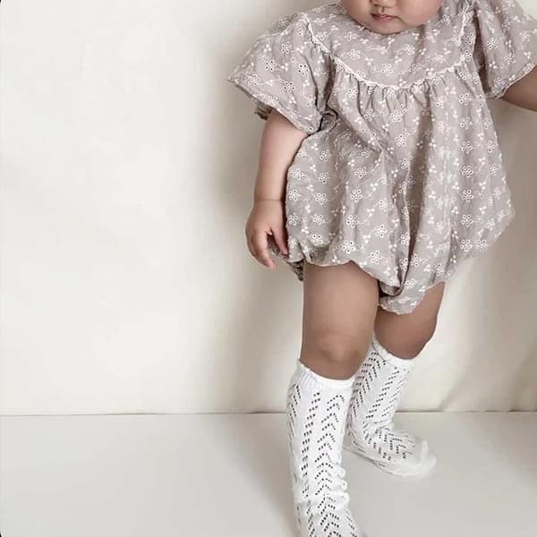 Broderad romper beige body för 7-12 månader stora volang-ärmar