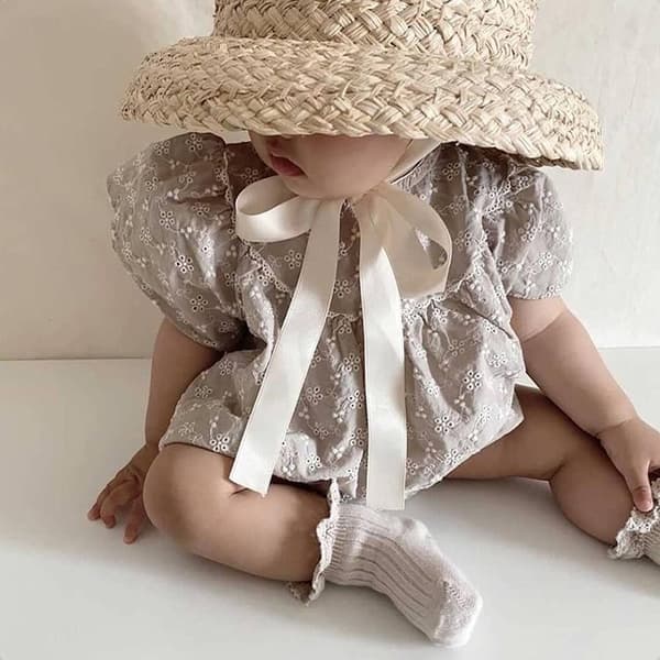 Broderad romper beige body för 7-12 månader stora volang-ärmar