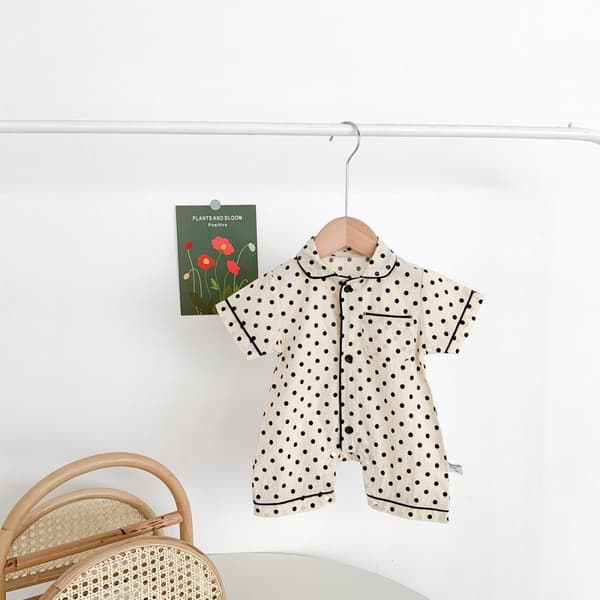 Søt shortsdress / pyjamas i tynt materiale med bamser eller prikker