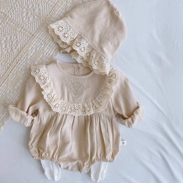 Broderet krop med blonde lange ærmer inkluderer hat