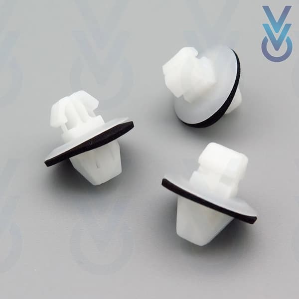 10x Windscreen Cowl / Scuttle Panel Clips for some Suzuki Swift